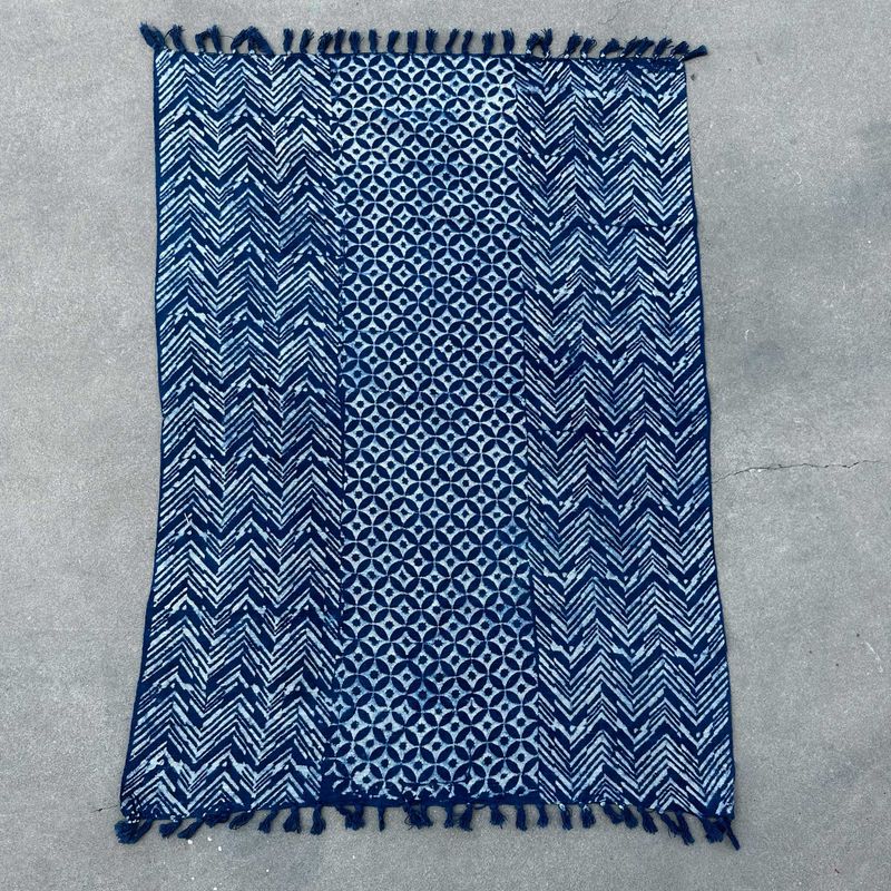Détail des vagues imprimées sur coton indigo