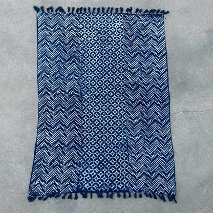 Détail des vagues imprimées sur coton indigo