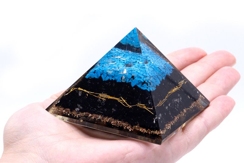 Détail du contraste entre la turquoise bleue et la tourmaline noire
