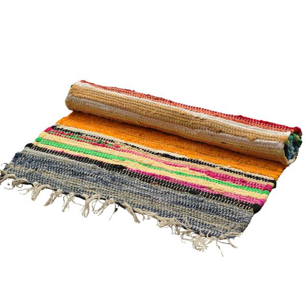 Tapis chindi 150 x 200 cm roulé, rayures multicolores rose vert gris et ocre sur fond écru, franges écrues