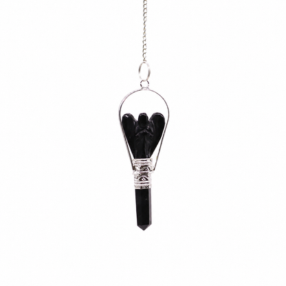 Pendule ange taillé dans une agate noire, avec sa chaîne argentée et son anneau