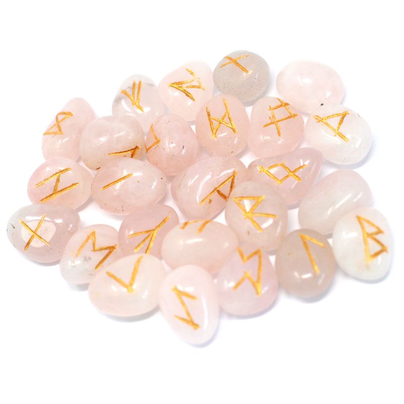 Jeu de 25 runes gravées en quartz rose pâle, posées à côté de leur pochette