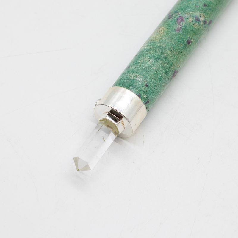 Boule de cristal et quartz rose montés en tête de la baguette