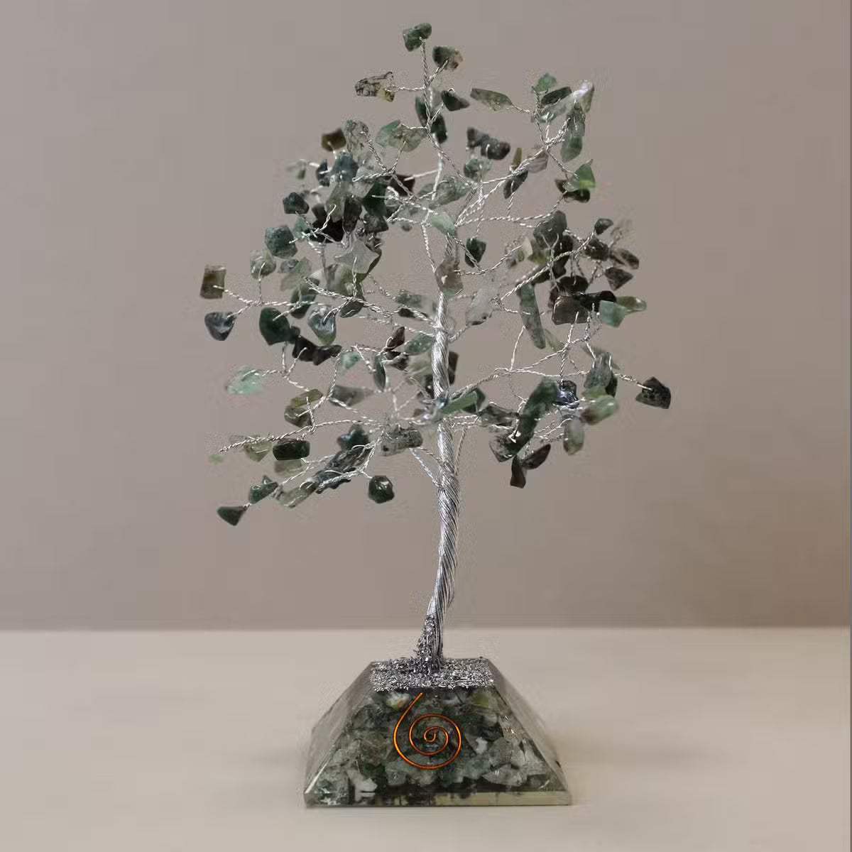 Arbre de gemmes en agate mousse sur orgonite, 160 pierres