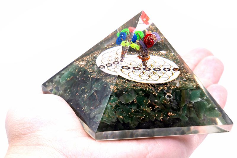 Détail des paillettes de mica de l'aventurine verte