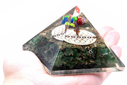 Détail des paillettes de mica de l'aventurine verte