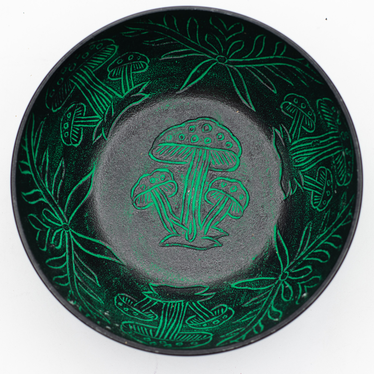 Gravure champignons à l'intérieur du bol vert