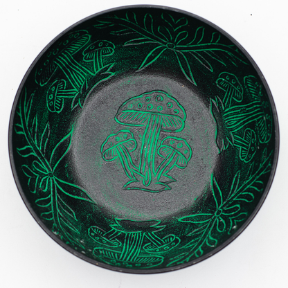 Gravure champignons à l'intérieur du bol vert