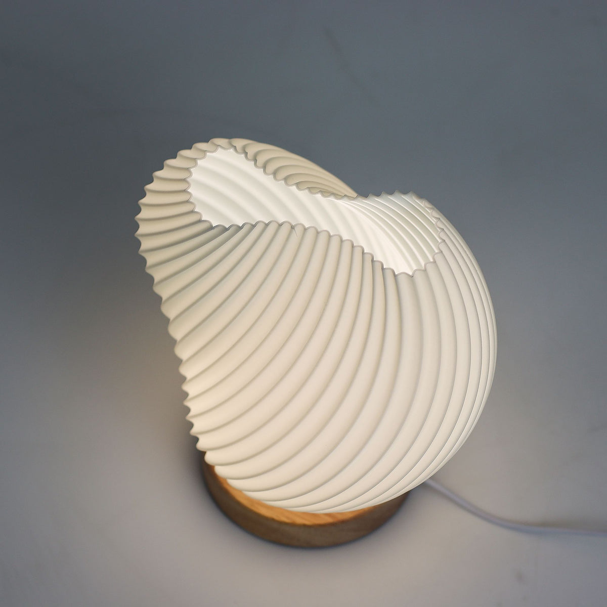 Lampe de Chevet Coquillage – Veilleuse USB-C à Socle Bois, 3 Intensités