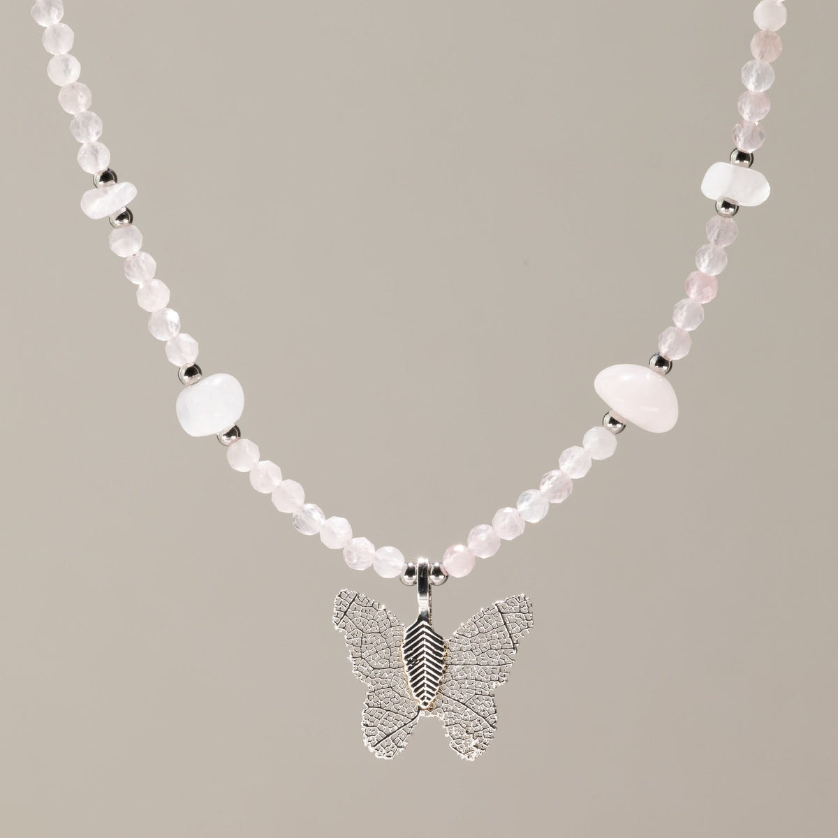 Collier Quartz Rose – Pendentif Papillon en Véritable Feuille