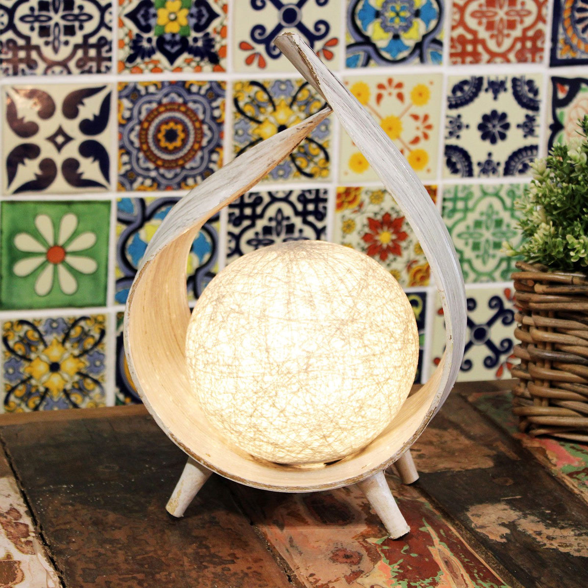 Lampe à Poser en Feuille de Cocotier – Blanchie, Fait Main à Bali