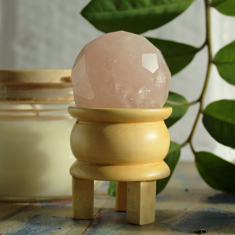 Détail des facettes du quartz rose et de ses voiles internes