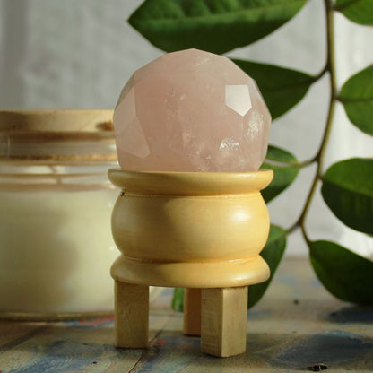 Détail des facettes du quartz rose et de ses voiles internes