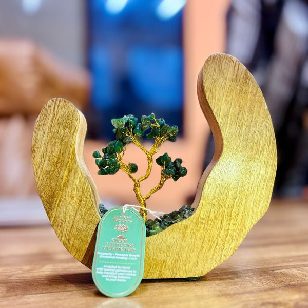 Arbre de gemmes en aventurine verte dans un croissant de manguier ouvert