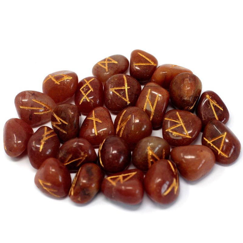 Jeu de 25 runes gravées en aventurine rouge brique scintillante, avec leur pochette