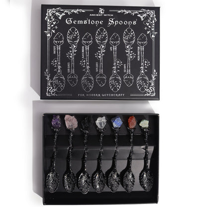 Coffret de sept cuillères à manche argent sombre serties de pierres naturelles