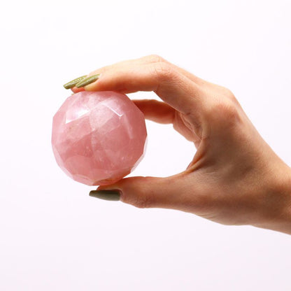 Boule de quartz rose et socle en bois tourné, vue de côté