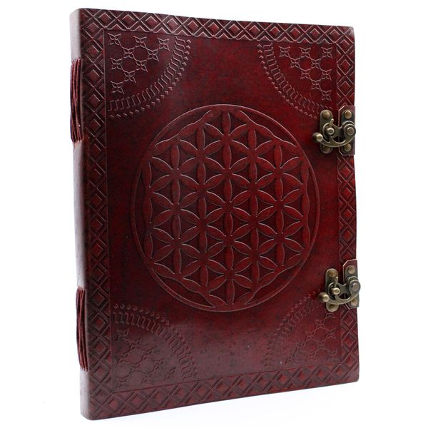 Grand grimoire en cuir brun, Fleur de Vie estampée en relief, deux fermoirs en laiton