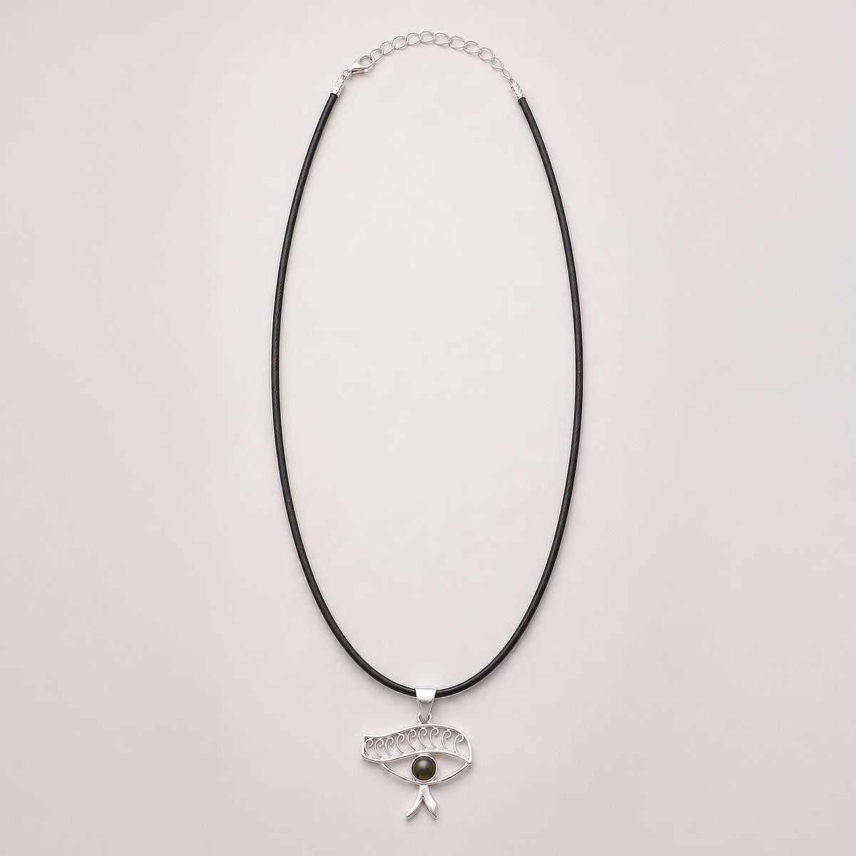 Pendentif œil égyptien ajouré en métal argenté avec pierre d'iolite, sur cordon noir