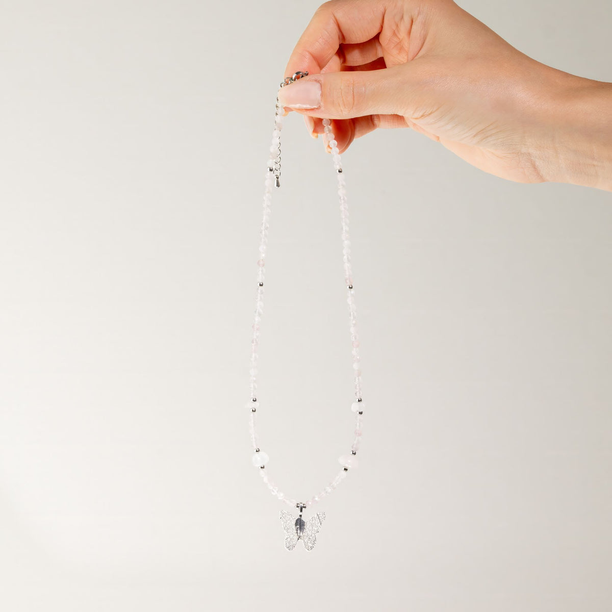 Collier Quartz Rose – Pendentif Papillon en Véritable Feuille