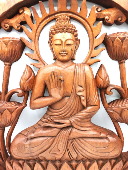 Détail du visage et de la main en geste d'enseignement du Bouddha sculpté en haut relief