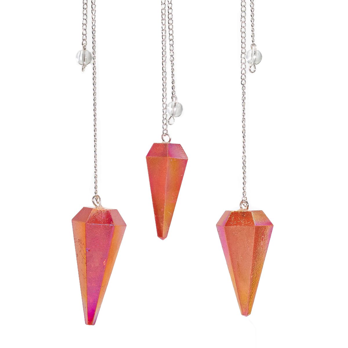 Trois pendules hexagonaux en quartz teinté pêche irisé, chaîne argentée, sur fond blanc