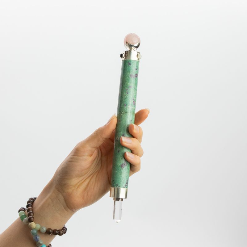 Baguette de rituel Cœur Verdoyant en rubis sur fuchsite avec boule de cristal, 23 cm