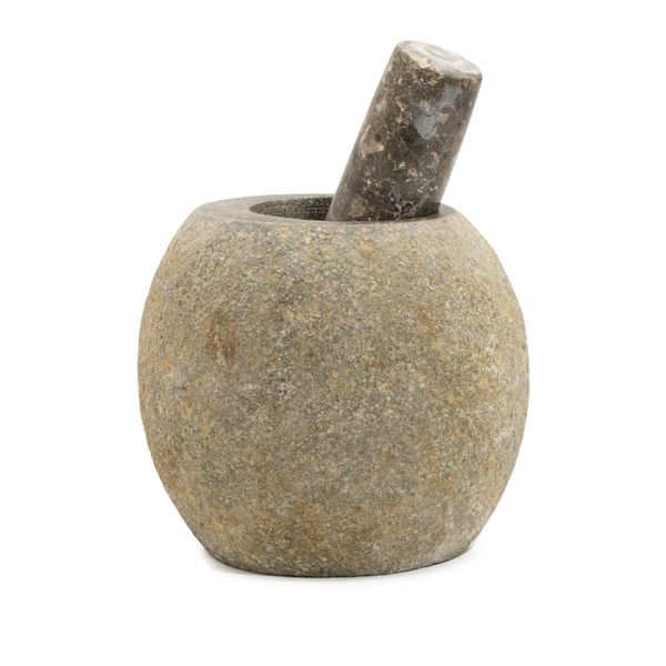 Grand mortier taillé dans un galet de rivière gris moucheté, large cuve polie, avec son pilon en pierre