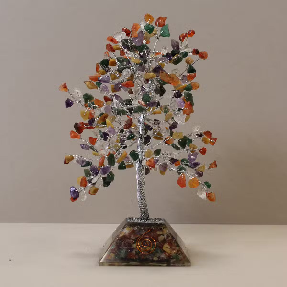 Grand arbre de gemmes multicolores sur orgonite, 320 pierres