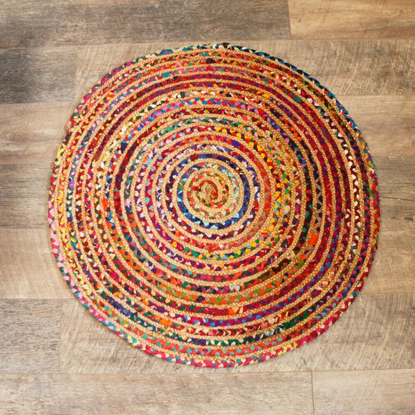 Tapis rond de 90 cm en jute et coton recyclé, tressé en spirale, posé sur un parquet