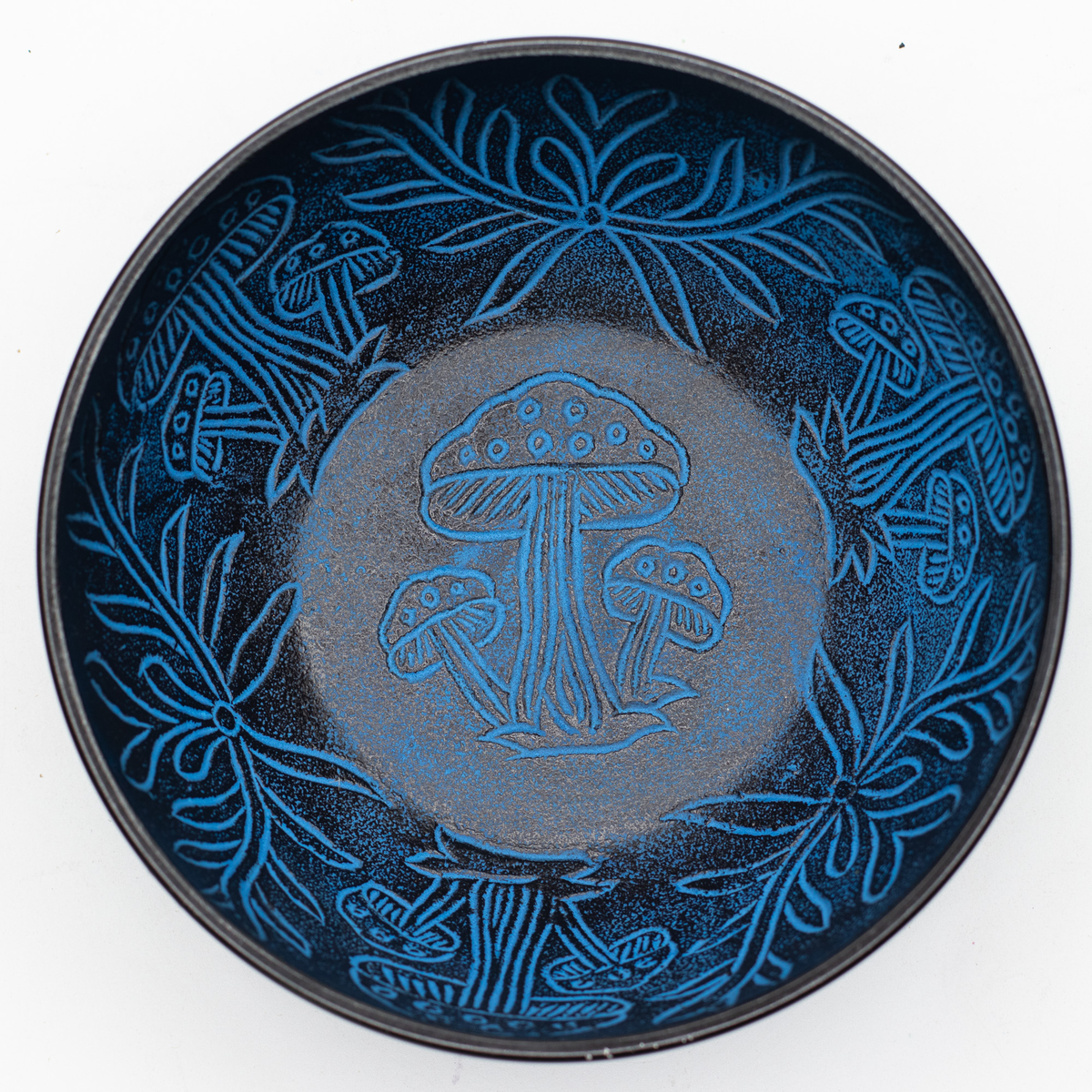 Gravure champignons à l'intérieur du bol bleu
