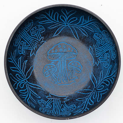 Gravure champignons à l'intérieur du bol bleu