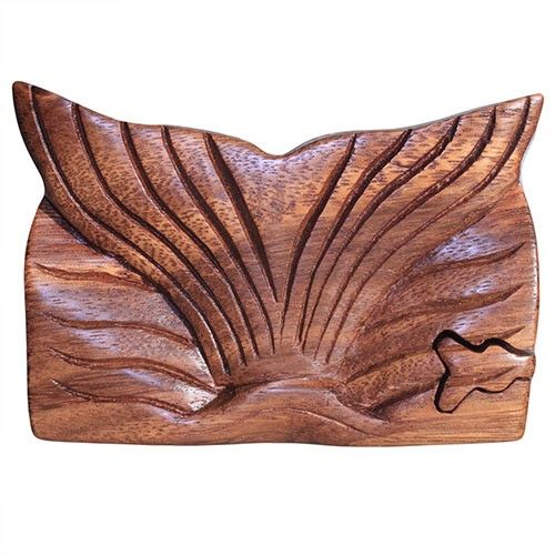 Boîte-puzzle en bois de saman sculptée en queue de baleine émergeant des vagues, Bali