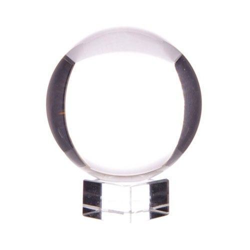 Boule de cristal K9 de 80 mm posée sur son socle, sur fond blanc