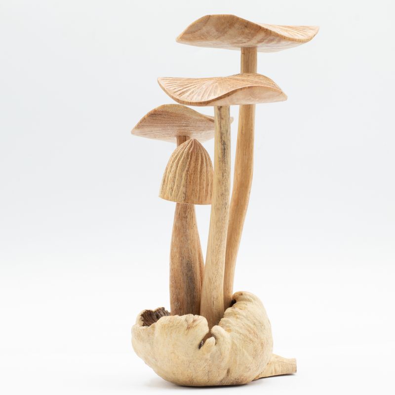 Sculpture de quatre champignons vue de profil, 23 cm de haut