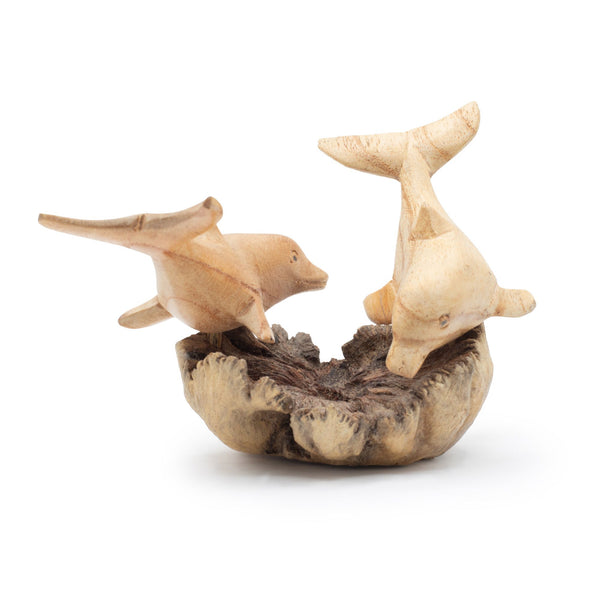 Sculpture de deux dauphins en plein saut, bois parasite balinais