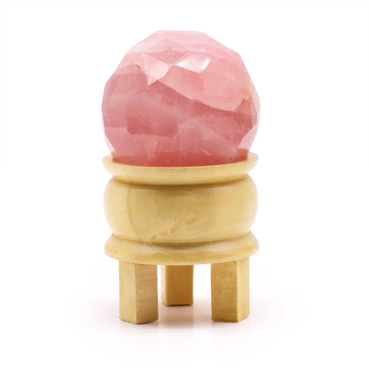 Boule de quartz rose taillée à facettes sur son socle en bois