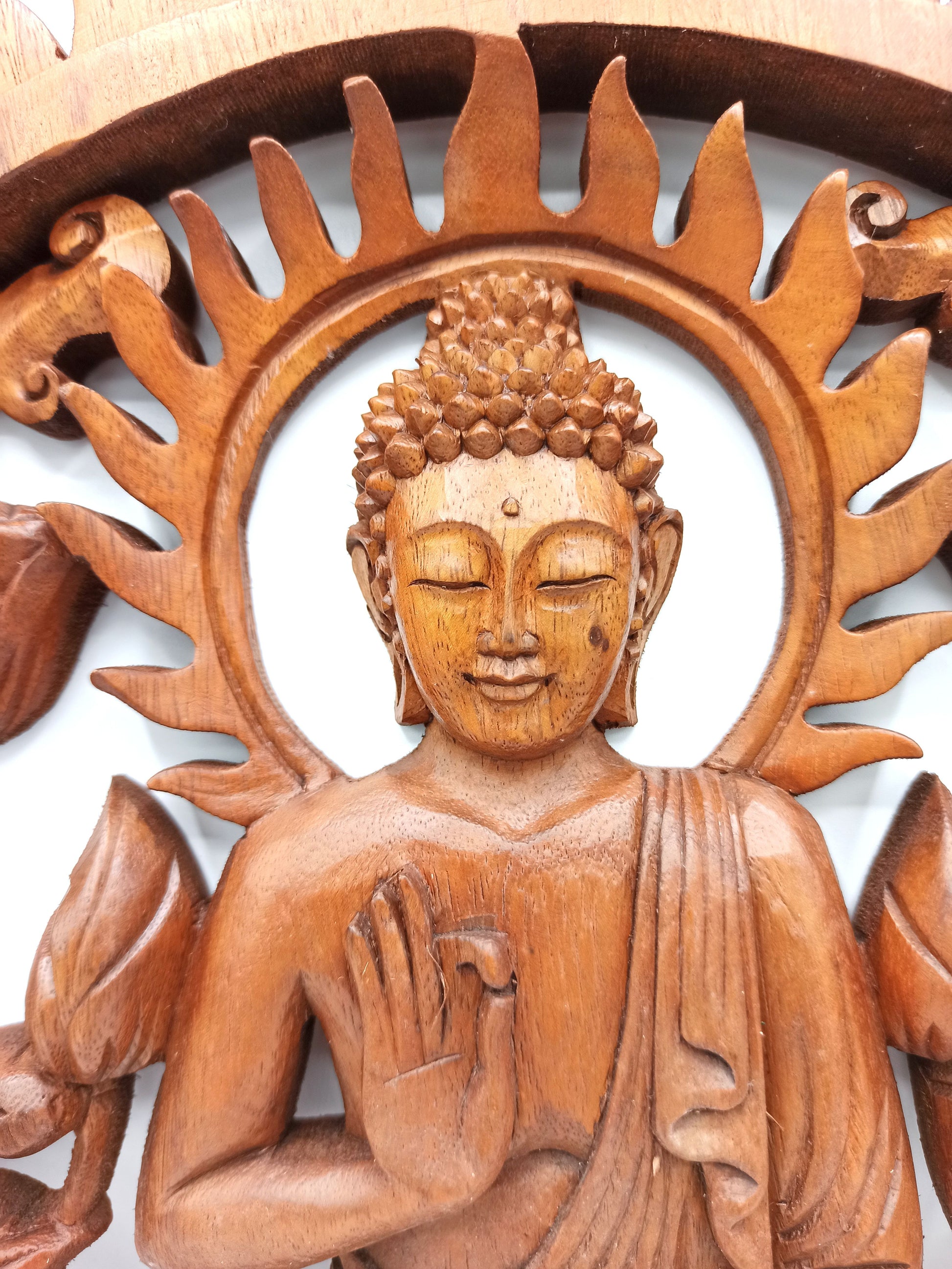 Détail des rayons ajourés de l'auréole et des pétales de lotus du panneau