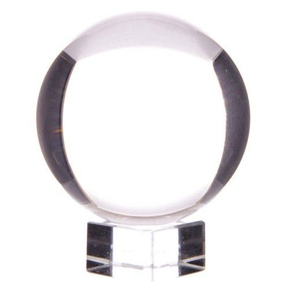 Boule de cristal K9 de 150 mm posée sur son socle, sur fond blanc
