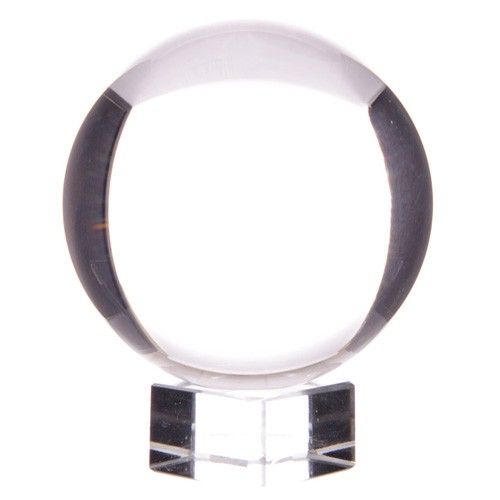 Boule de cristal K9 de 150 mm posée sur son socle, sur fond blanc