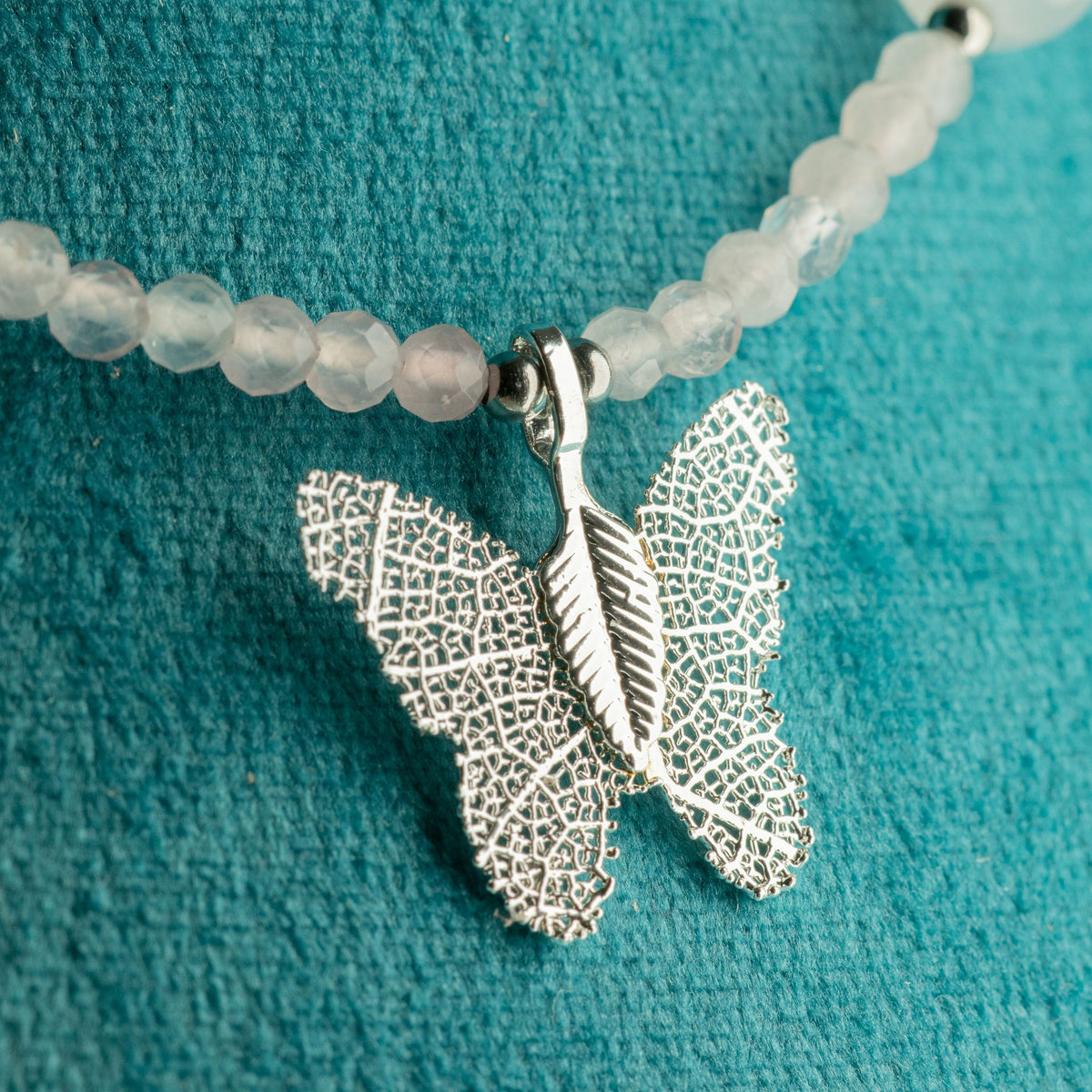 Collier Quartz Rose – Pendentif Papillon en Véritable Feuille