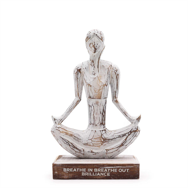 Statuette de yoga en bois blanchi, posture assise en tailleur, mains sur les genoux