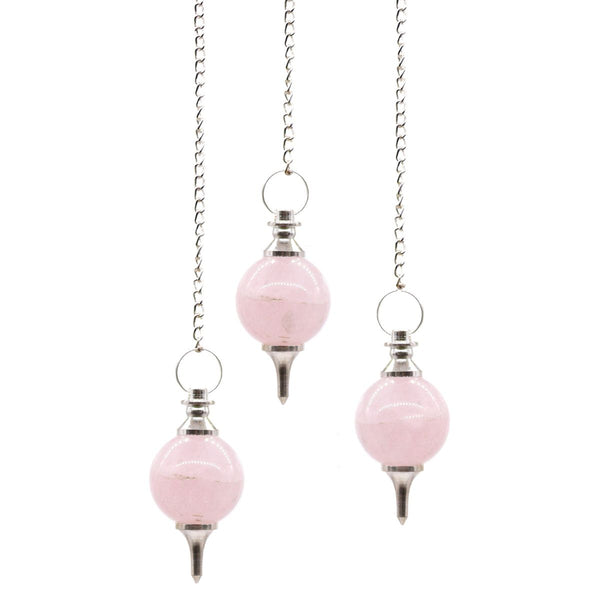 Pendules sphère en quartz rose poli, embout argenté et pointe fine, chaîne et anneau