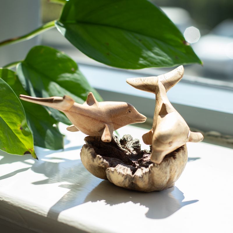 Détail des corps enroulés des deux dauphins sculptés