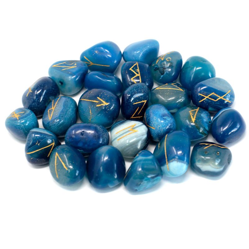 Jeu de 25 runes gravées en onyx bleu profond et uni, avec leur pochette