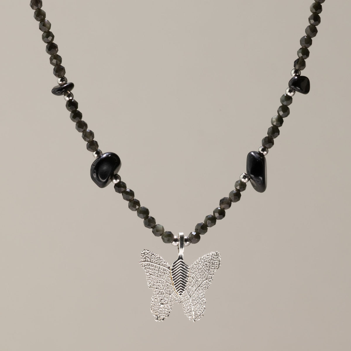 Collier Obsidienne Noire – Pendentif Papillon en Véritable Feuille