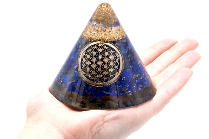 Détail de la pointe de quartz figée au cœur de la résine bleue