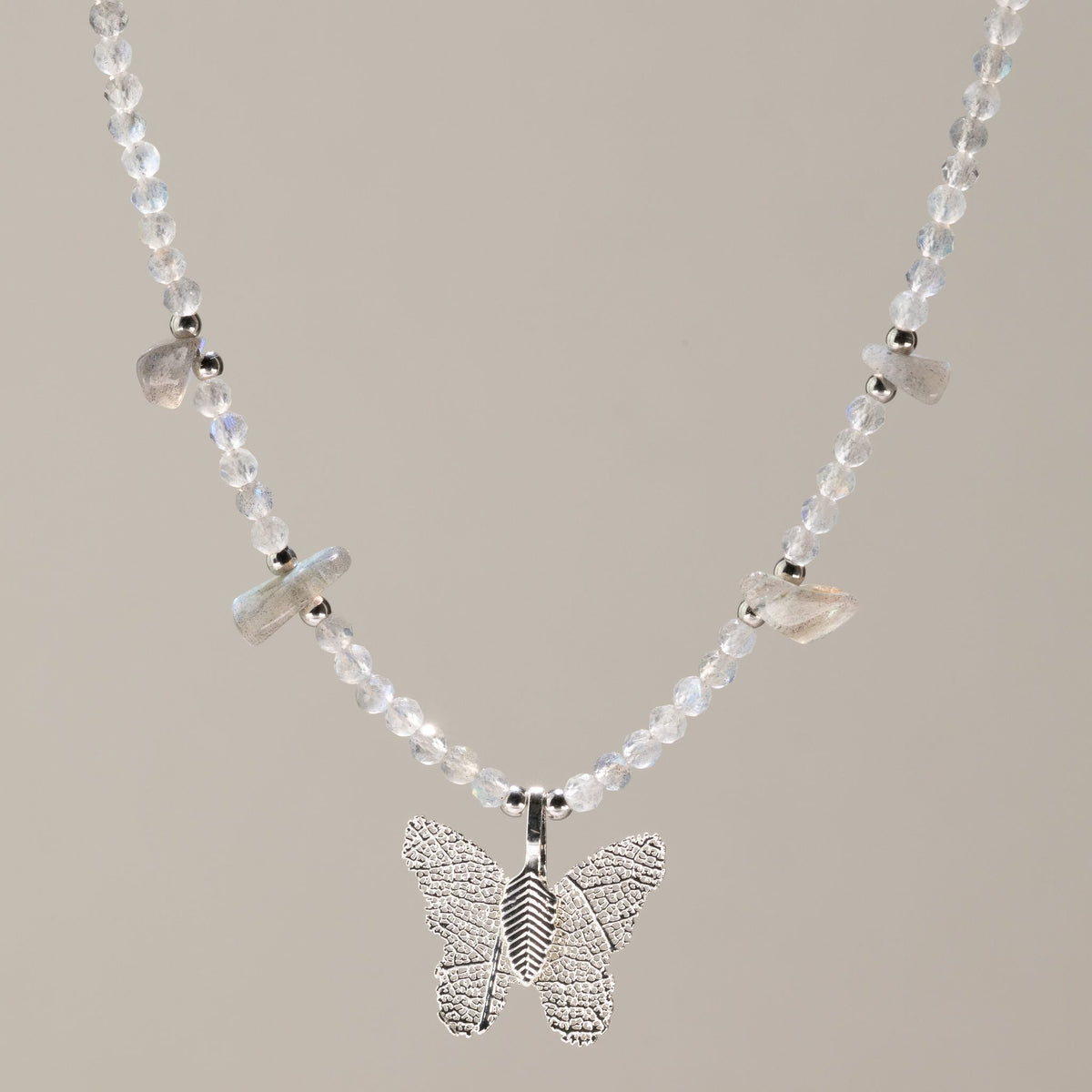 Collier Labradorite – Pendentif Papillon en Véritable Feuille