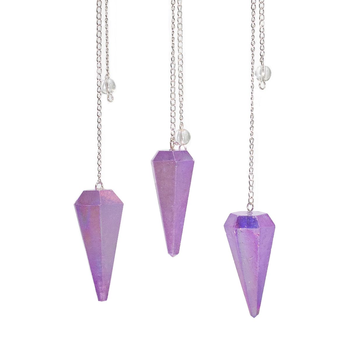 Trois pendules hexagonaux en quartz teinté violet irisé, chaîne argentée, sur fond blanc