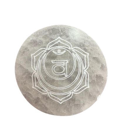 Détail d'une plaque de sélénite chakra
